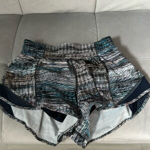 Lululemon Size 6 Hotty Hot 2.5 Shorts